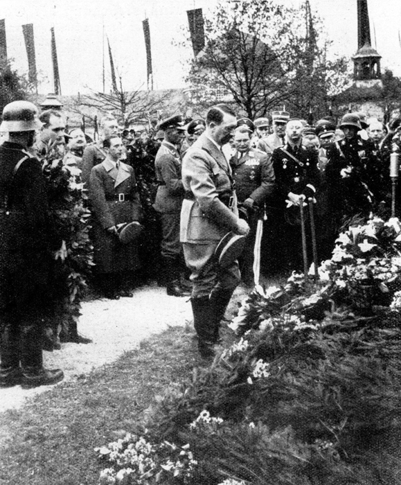 Adolf Hitler and officials at the funeral of Julius Schreck in Gräfelfing near Munich